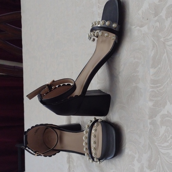 ☀️Cato Comfort Black Heels with Gold and Pearl Accents - Picture 2 of 3